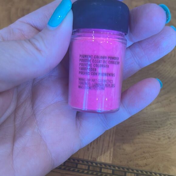 🎃 MAC MAGENTA Madness Neon Pink Powder & lip glitter! - Picture 5 of 9